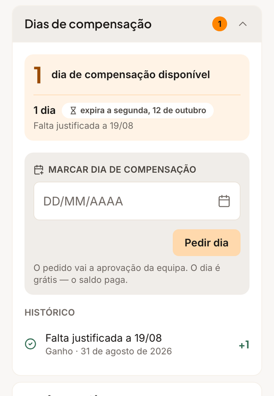 Ecrã da app: 1 dia de compensação disponível, com data-limite e histórico de movimentos (falta justificada = +1, dia usado = -1)