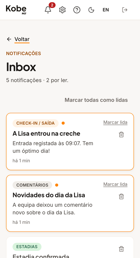 Ecrã da app: caixa de notificações do cliente, organizada por categoria (check-in, vacinas, estadias)